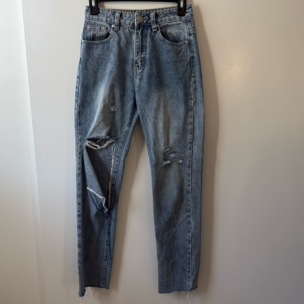 SUPERDOWN medium wash ripped knee mom jeans